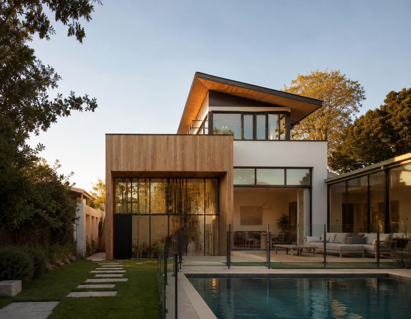 Casa familiare moderna con piscina al tramonto
