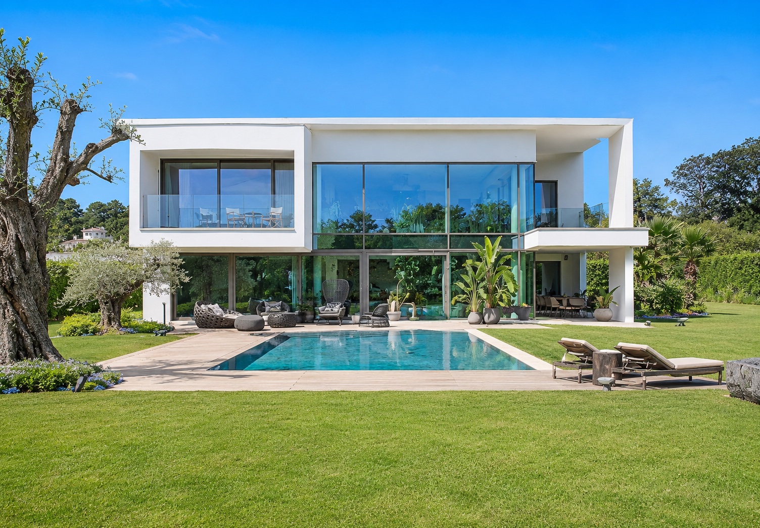 Villa moderna sospesa su una scogliera con vista mare