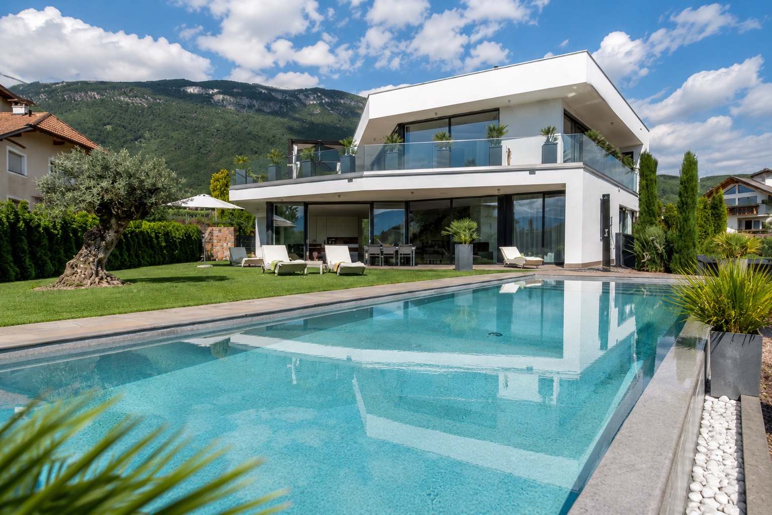Villa contemporanea con piscina e vista oceano