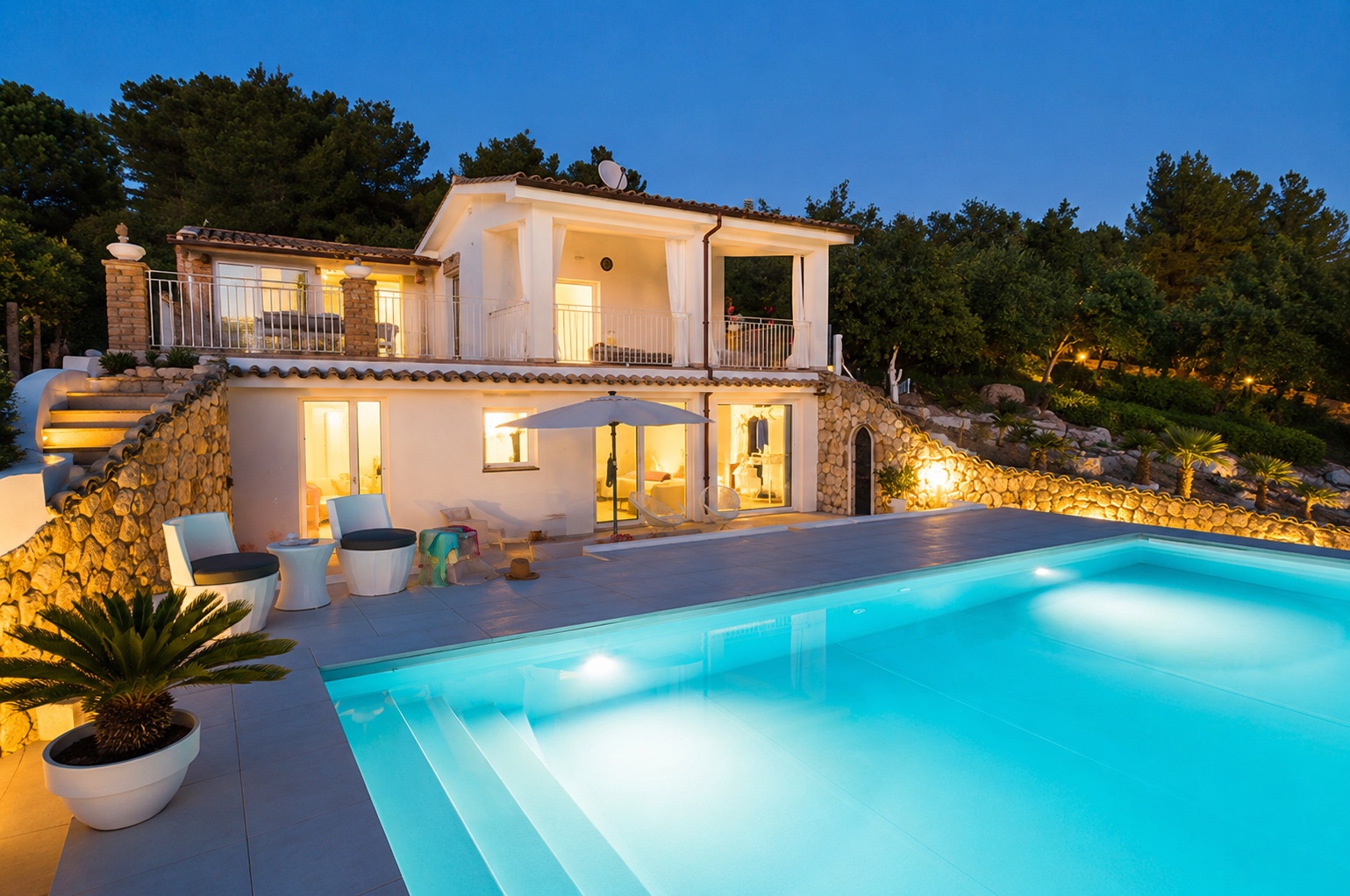 Villa di lusso con piscina e luci serali